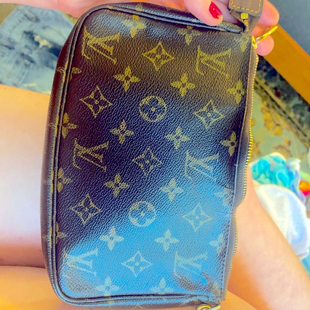 Louis Vuitton pochette & gold chain!